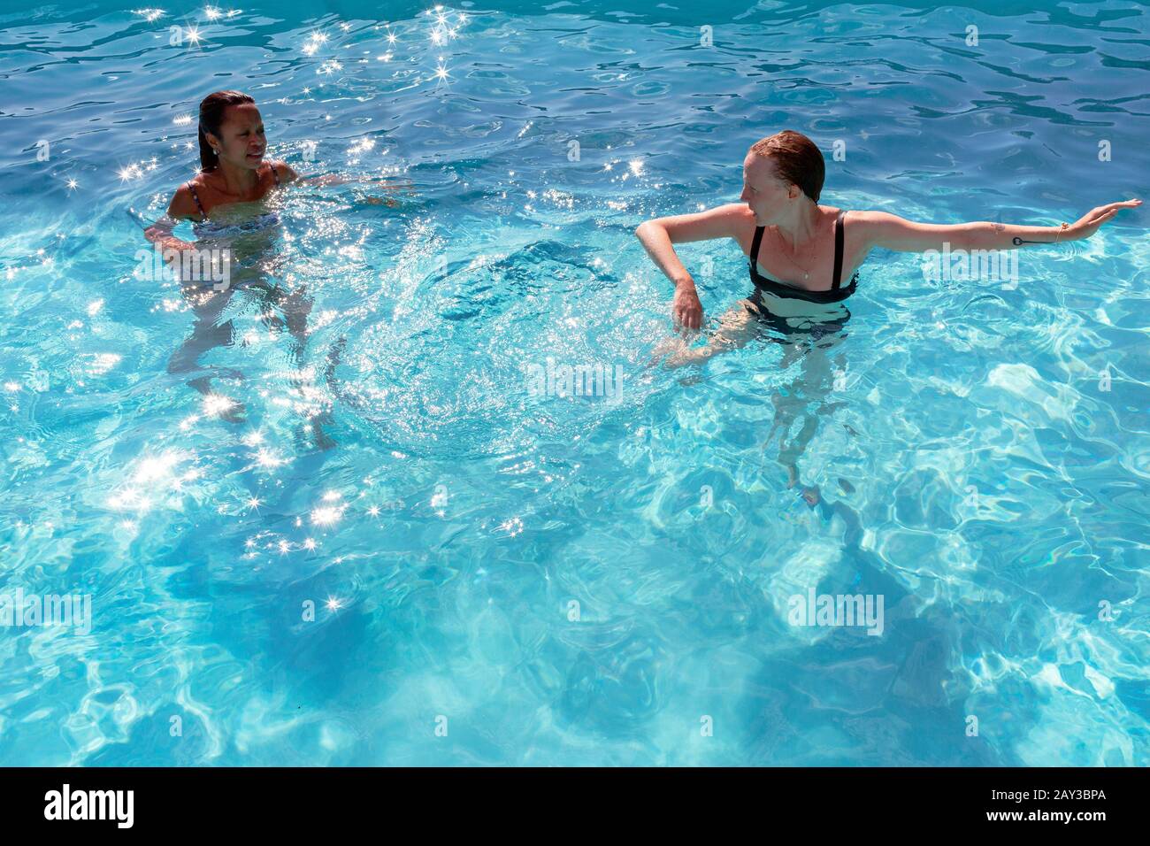 Les femmes nagent dans la piscine Banque D'Images