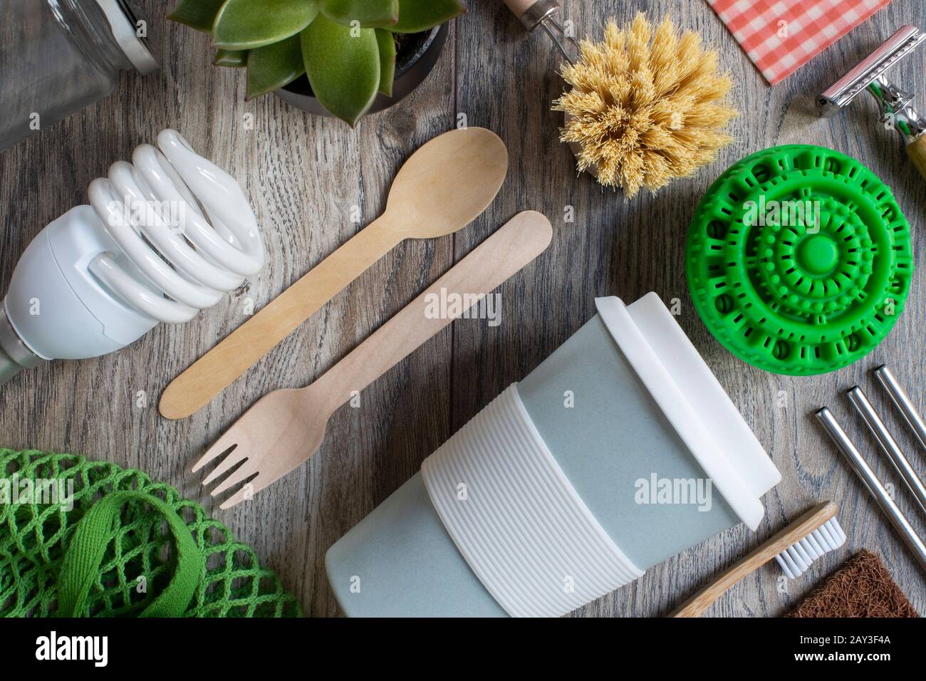 Couche Plate De Produits Écologiques En Plastique Sans Déchets Zéro Réutilisables Ou Durables Sur Fond De Bois Avec Du Papier De Coutellerie En Bois Staws En Métal Banque D'Images