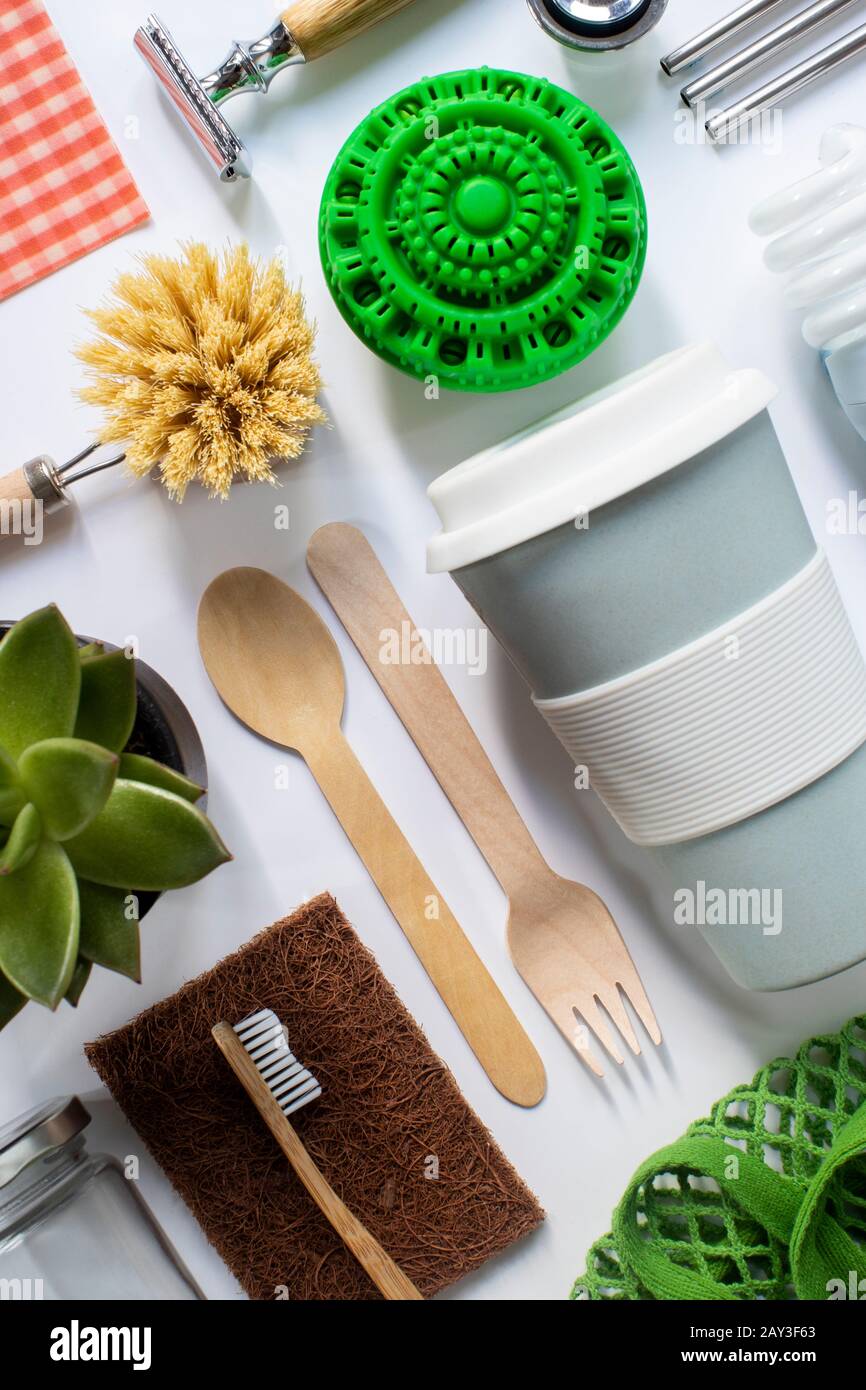 Couche Plate De Produits Écologiques En Plastique Sans Déchets Zéro Réutilisables Ou Durables Sur Fond De Bois Avec Du Papier De Coutellerie En Bois Staws En Métal Banque D'Images