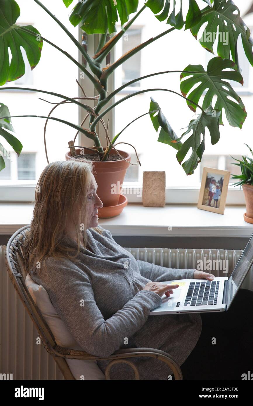 Woman using laptop Banque D'Images