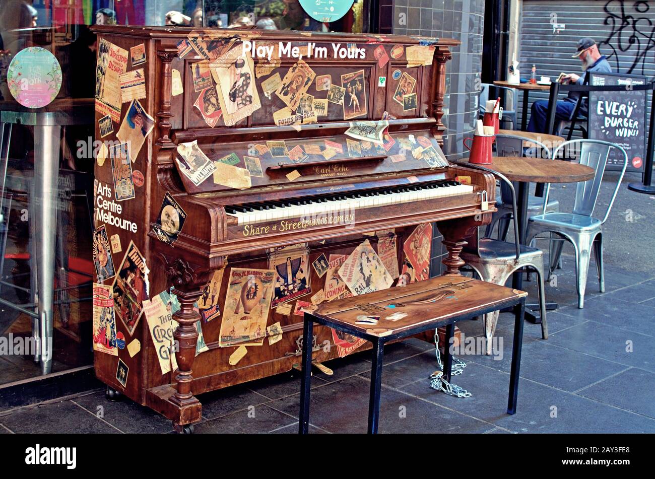 Jouez-moi, je suis Le Piano de rue Du Centre des arts de Melbourne Banque D'Images