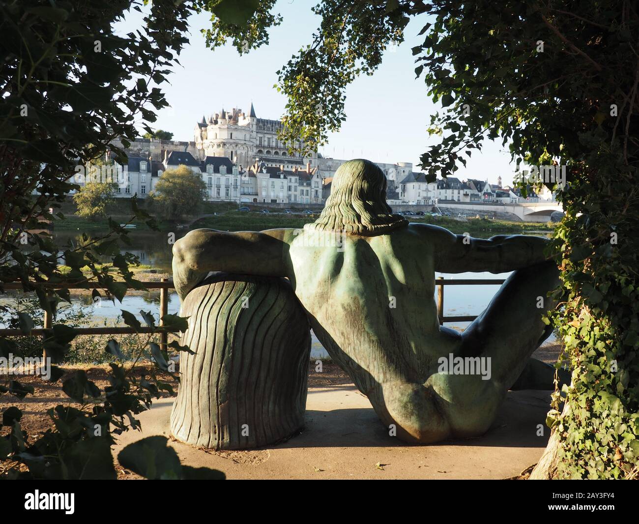 Lieux de voyage en France, Statue de Léonard de Vinci à Amboise, Indre-et-Loire, France surplombant la Loire et la ville Banque D'Images