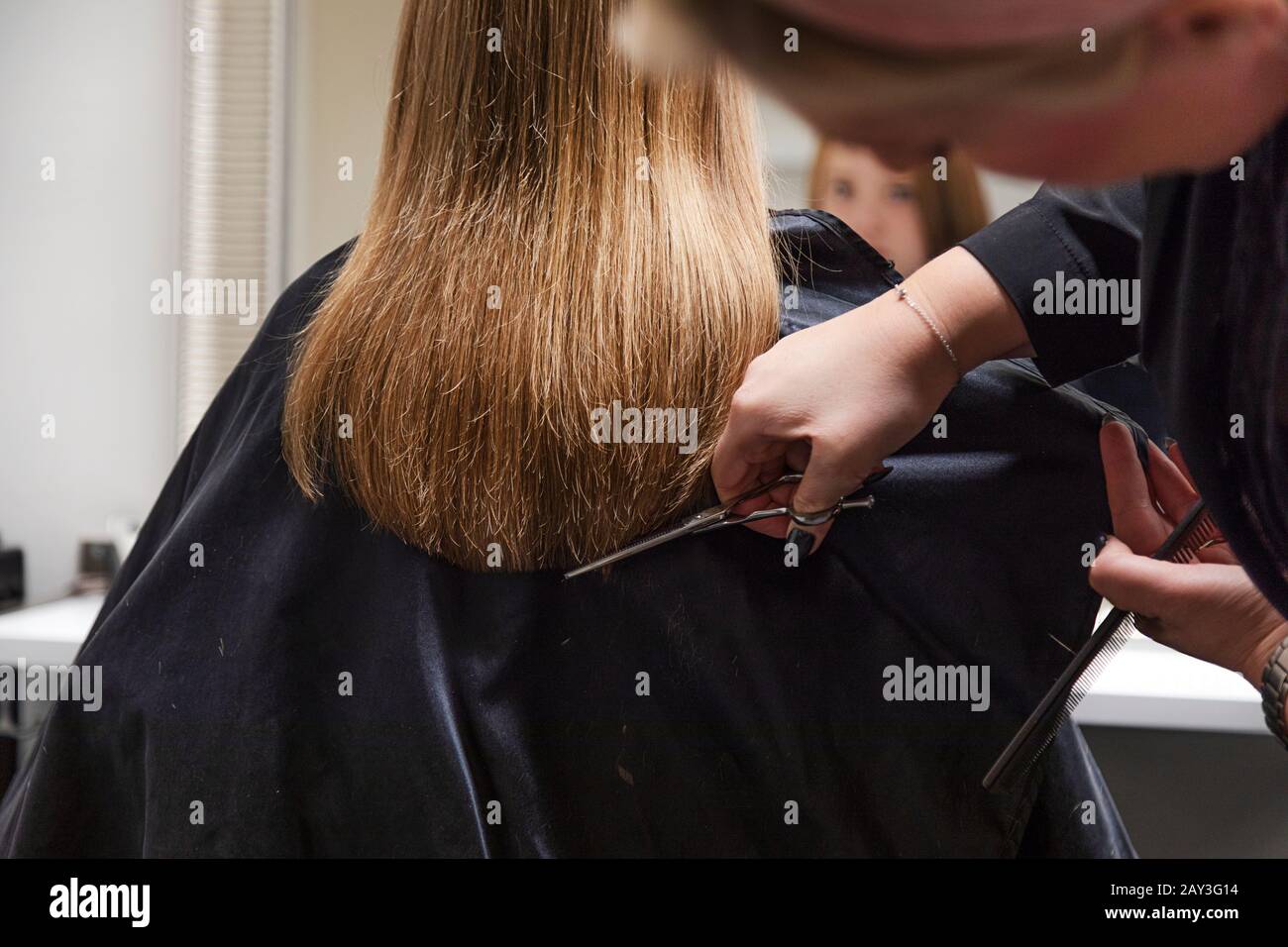 Fille ayant sa coupe de cheveux Banque D'Images