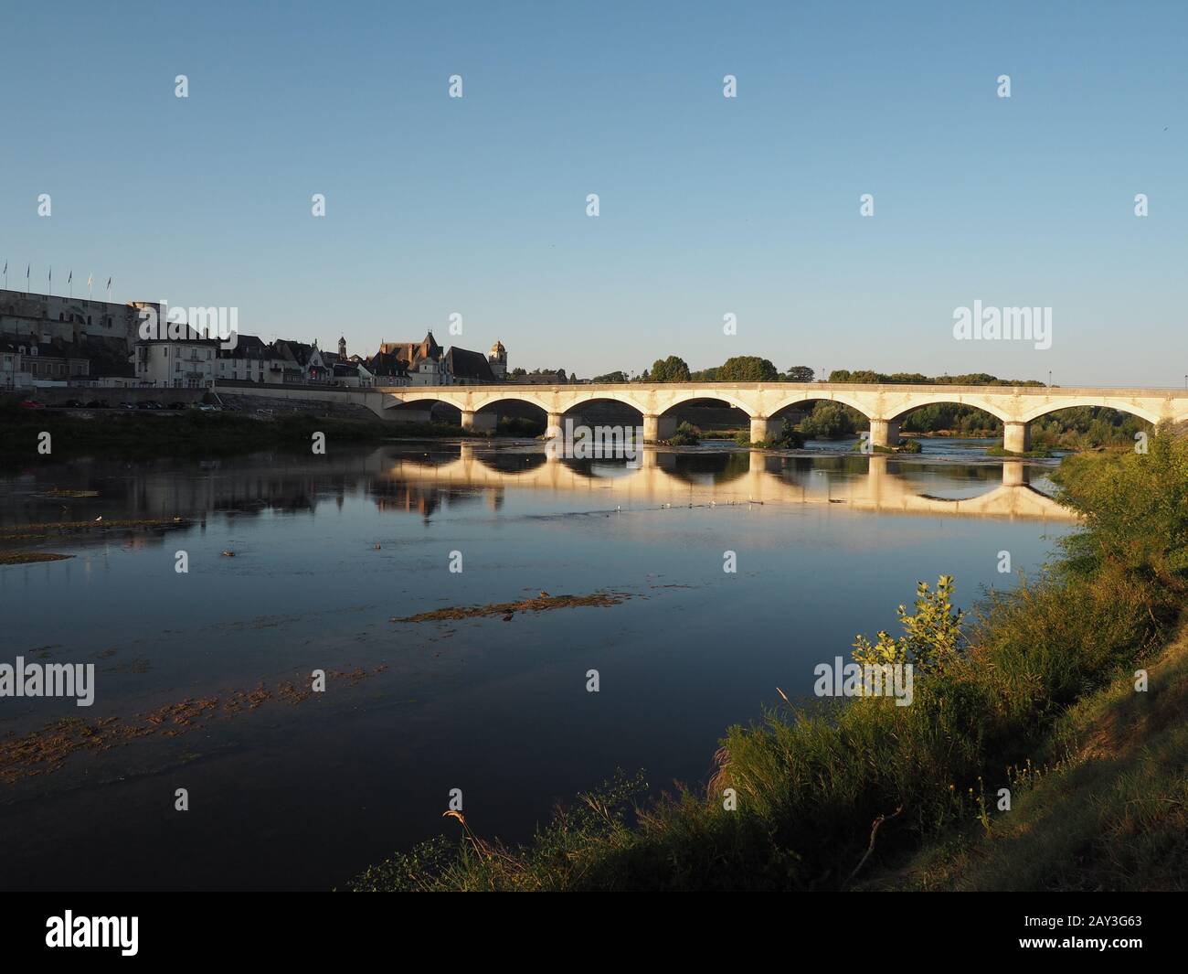 Amboise, Indre-et-Loire, France beau pont surplombant la Loire et la ville, lieux de voyage en France Banque D'Images