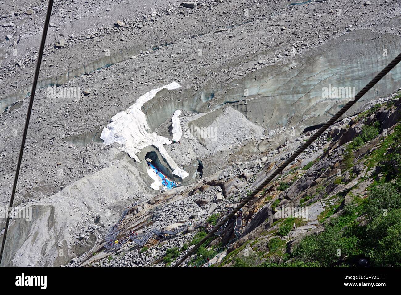 Chamonix, FRANCE -26 JUIN 2019 - vue sur les gens à l'entrée du tunnel de la Mer de glace, un glacier de vallée historique du Massif du Mont Blanc Banque D'Images