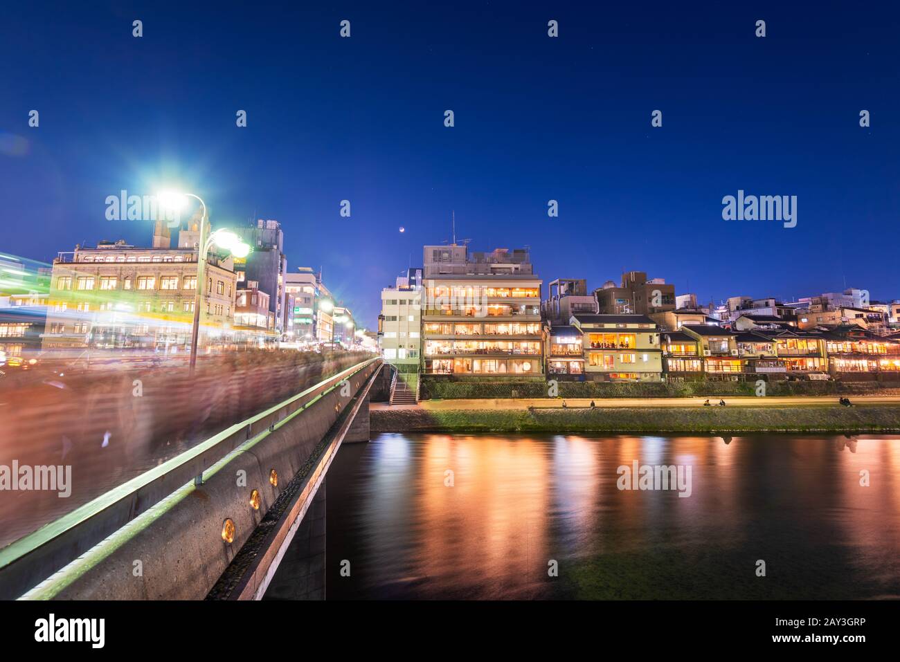 Kyoto, Japon le long de la rivière Kamo la nuit. Banque D'Images