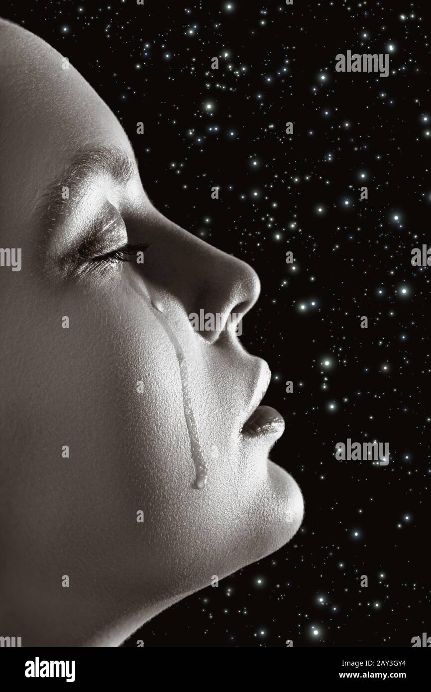femme triste avec yeux fermés pleurant, sur fond d'étoiles, portrait closeup, vue de profil, monochrome Banque D'Images