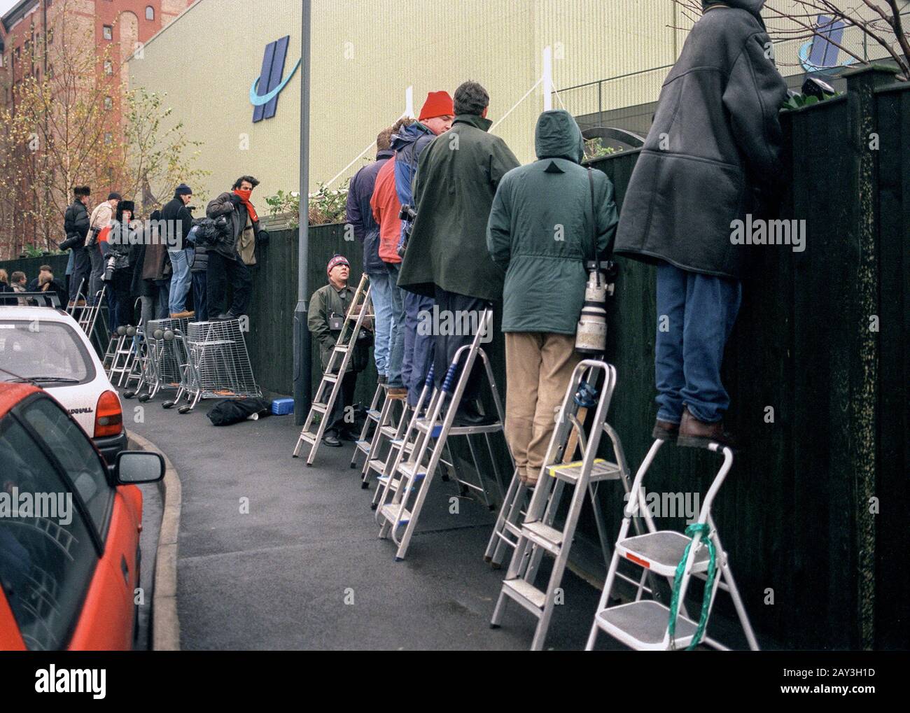 La presse « Fleet Street » attend la princesse Diana de HRH après une autre interruption du scandale Royal au Chelsea Harbour Club, Londres, Angleterre 1996 Banque D'Images