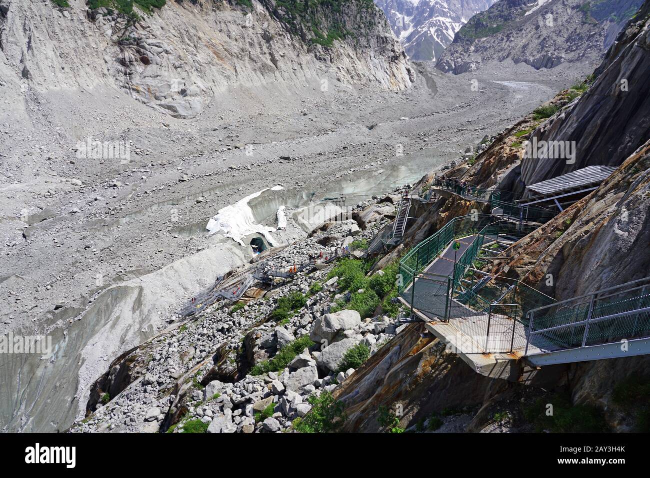 Chamonix, FRANCE -26 JUIN 2019 - vue sur les gens à l'entrée du tunnel de la Mer de glace, un glacier de vallée historique du Massif du Mont Blanc Banque D'Images