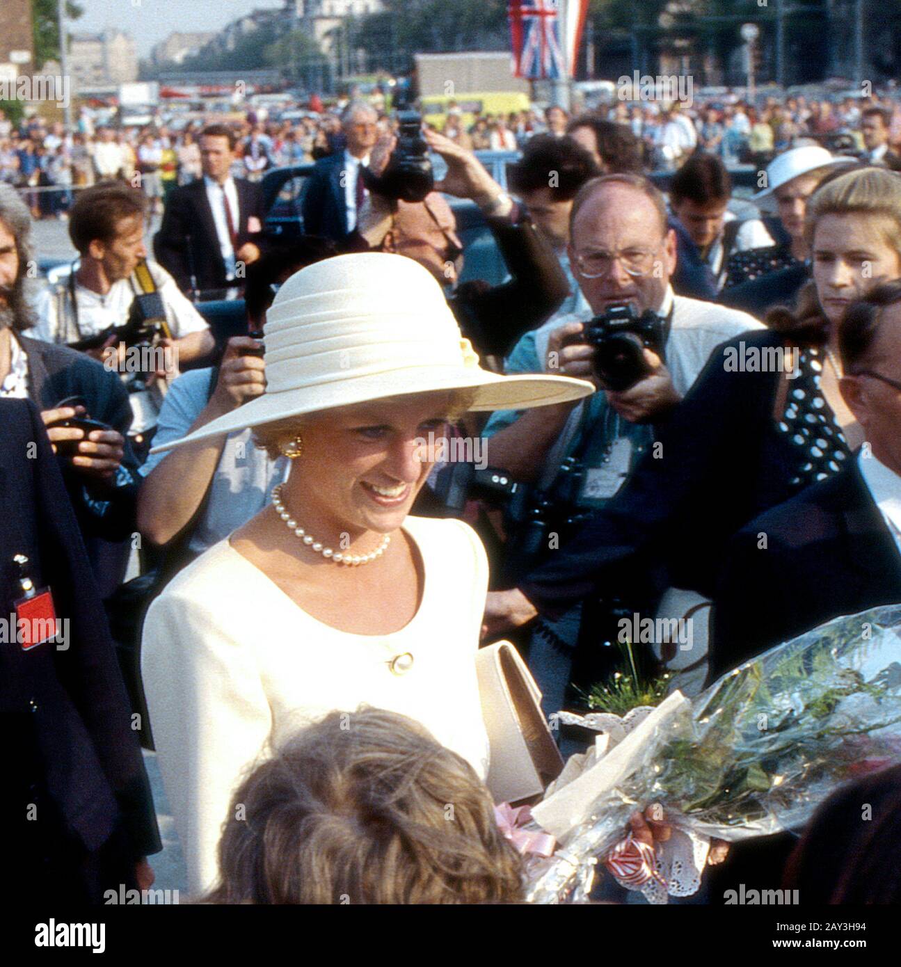 La Princesse Diana de HRH à Budapest, Hongrie, mai 1990. Le photographe de Sun Arthur Edwards est à droite. Banque D'Images