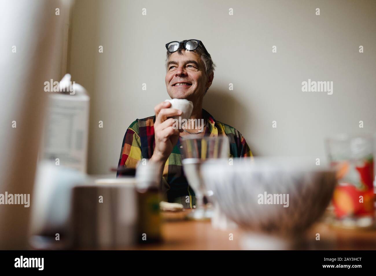 Homme souriant à la table Banque D'Images