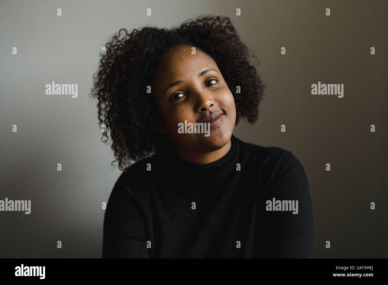Portrait of woman looking at camera Banque D'Images