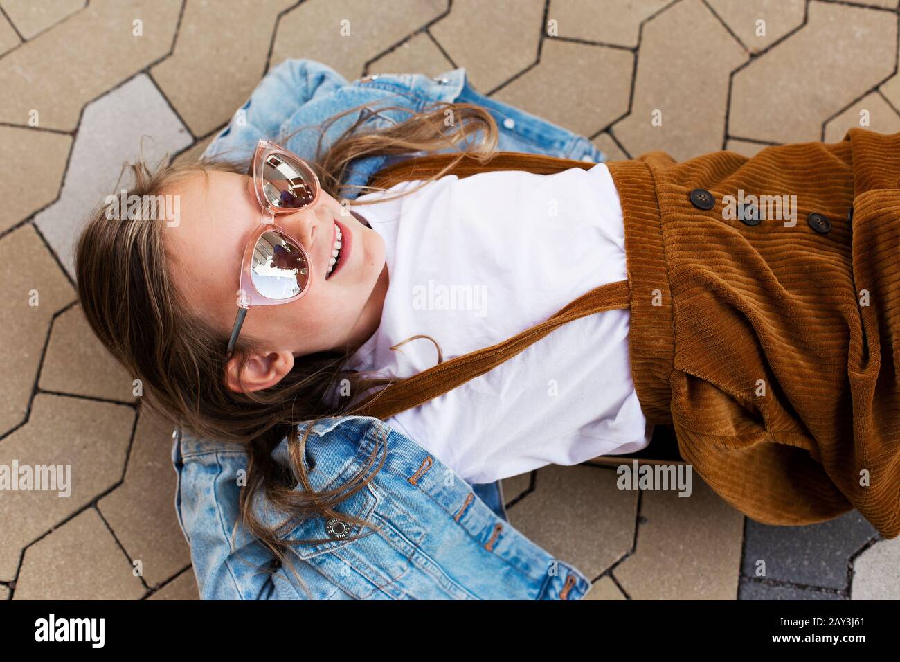 Smiling girl looking away Banque D'Images