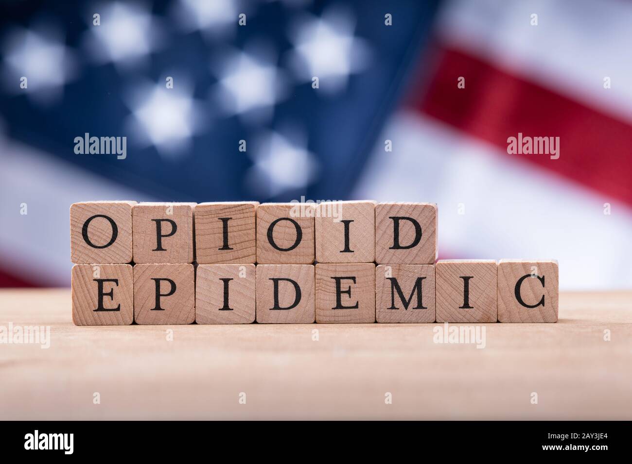 Portrait de l'épidémie aux opiacés Texte sur liège en Bois Plus de drapeau américain Banque D'Images