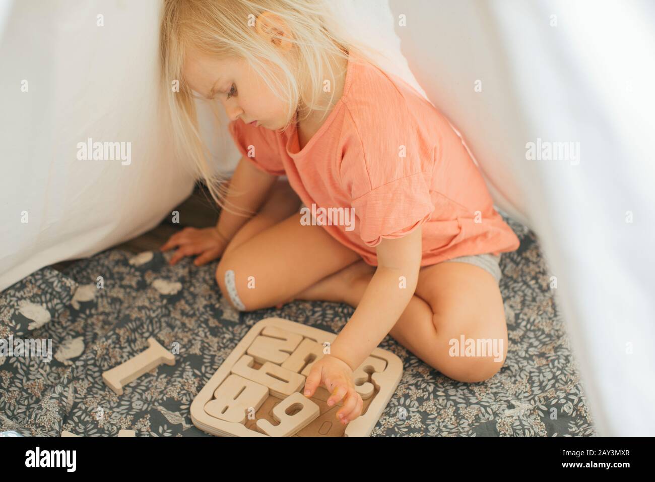 Fille résoudre des puzzles en bois Banque D'Images