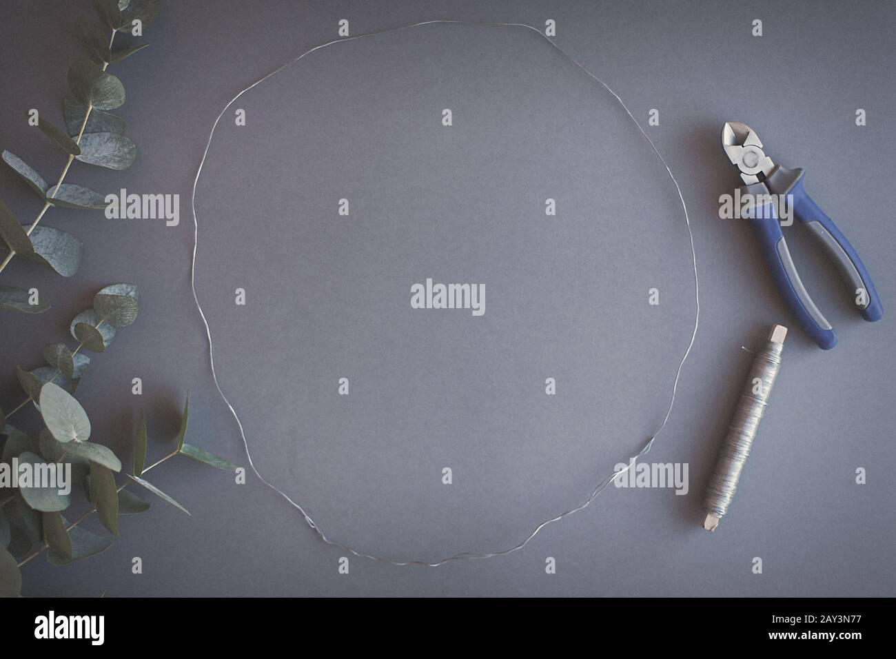 Pince et fil sur fond gris Banque D'Images
