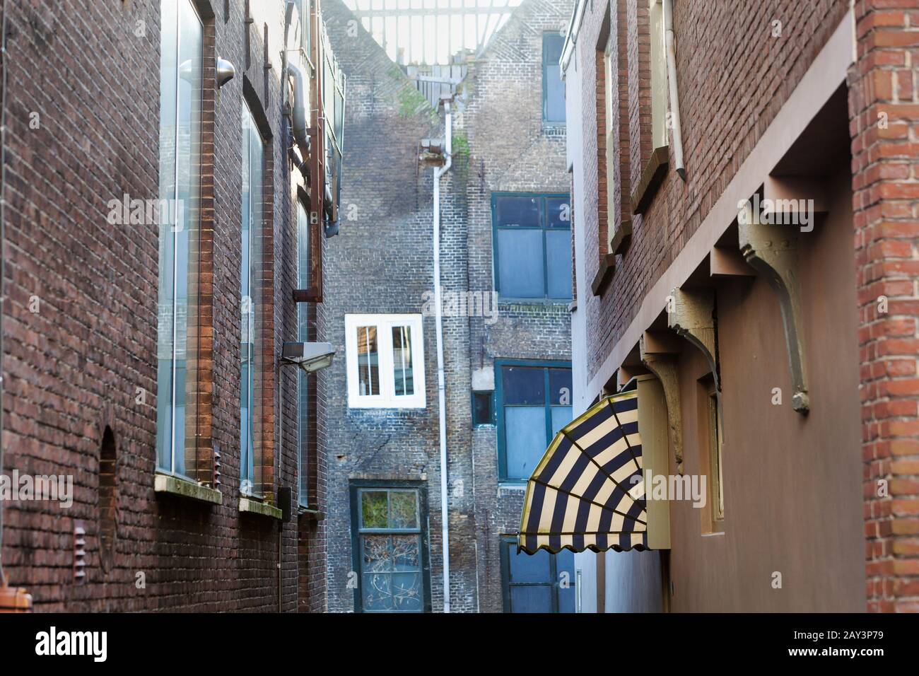 Ancienne petite rue ancienne avec entrée latérale avec auvent à Dordrecht aux Pays-Bas Banque D'Images