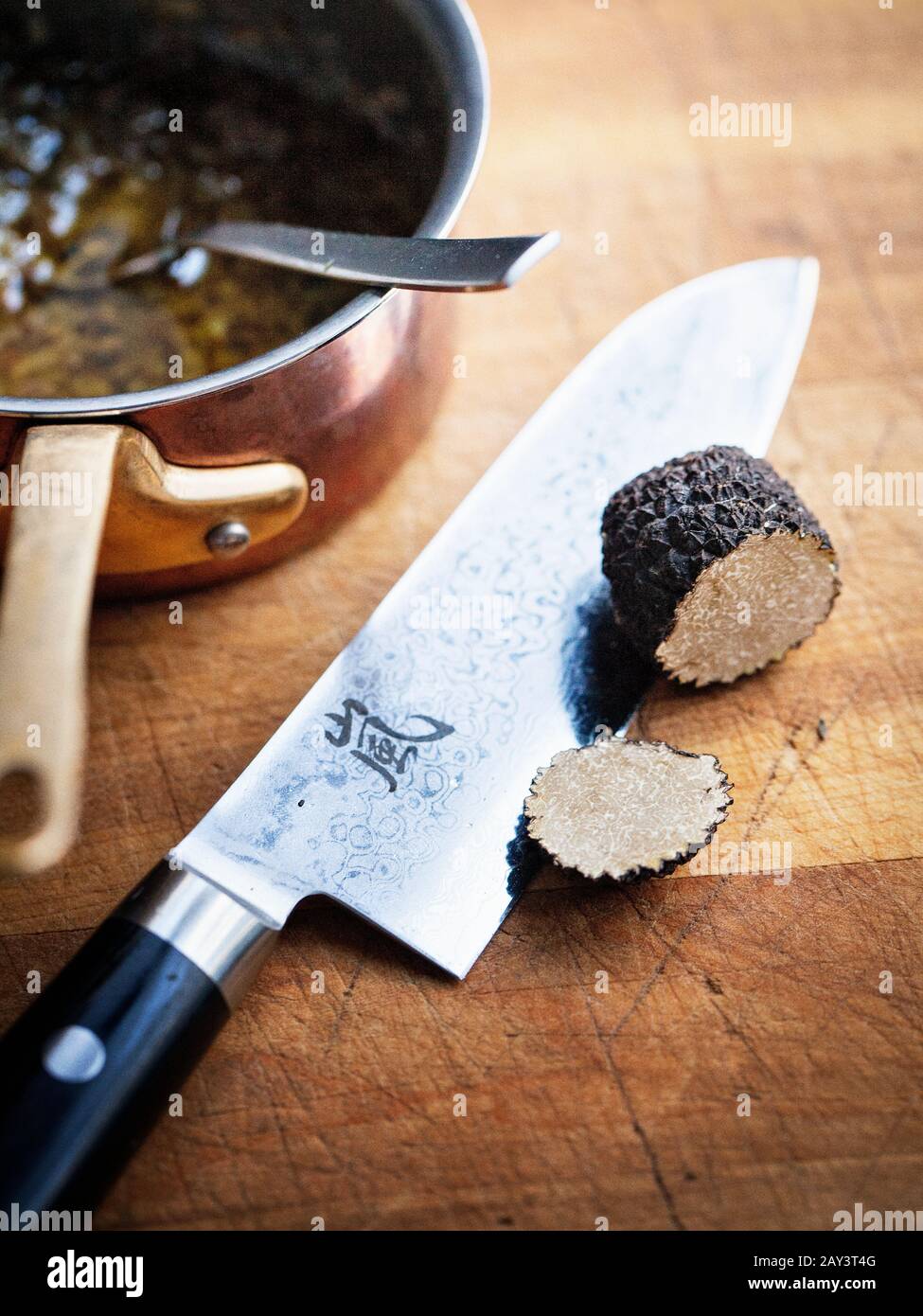 Truffe noire et couteau de cuisine Banque D'Images