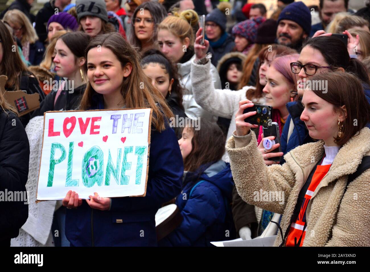 Les jeunes font pression pour agir pour prévenir le changement climatique lors de la manifestation contre le climat de Manchester Youth Strike 4 le 14 février 2020 à Manchester, au royaume-uni. Les organisateurs disent: 'Le réseau climatique de tudent (UKSCN) est un groupe de moins de 18 ans qui s'empaissent dans les rues pour protester contre le manque d'action du gouvernement sur la Crise climatique. Nous mobilisons un nombre sans précédent d'étudiants pour créer un mouvement fort et envoyer un message que nous sommes fatigués d'être ignorés." Banque D'Images