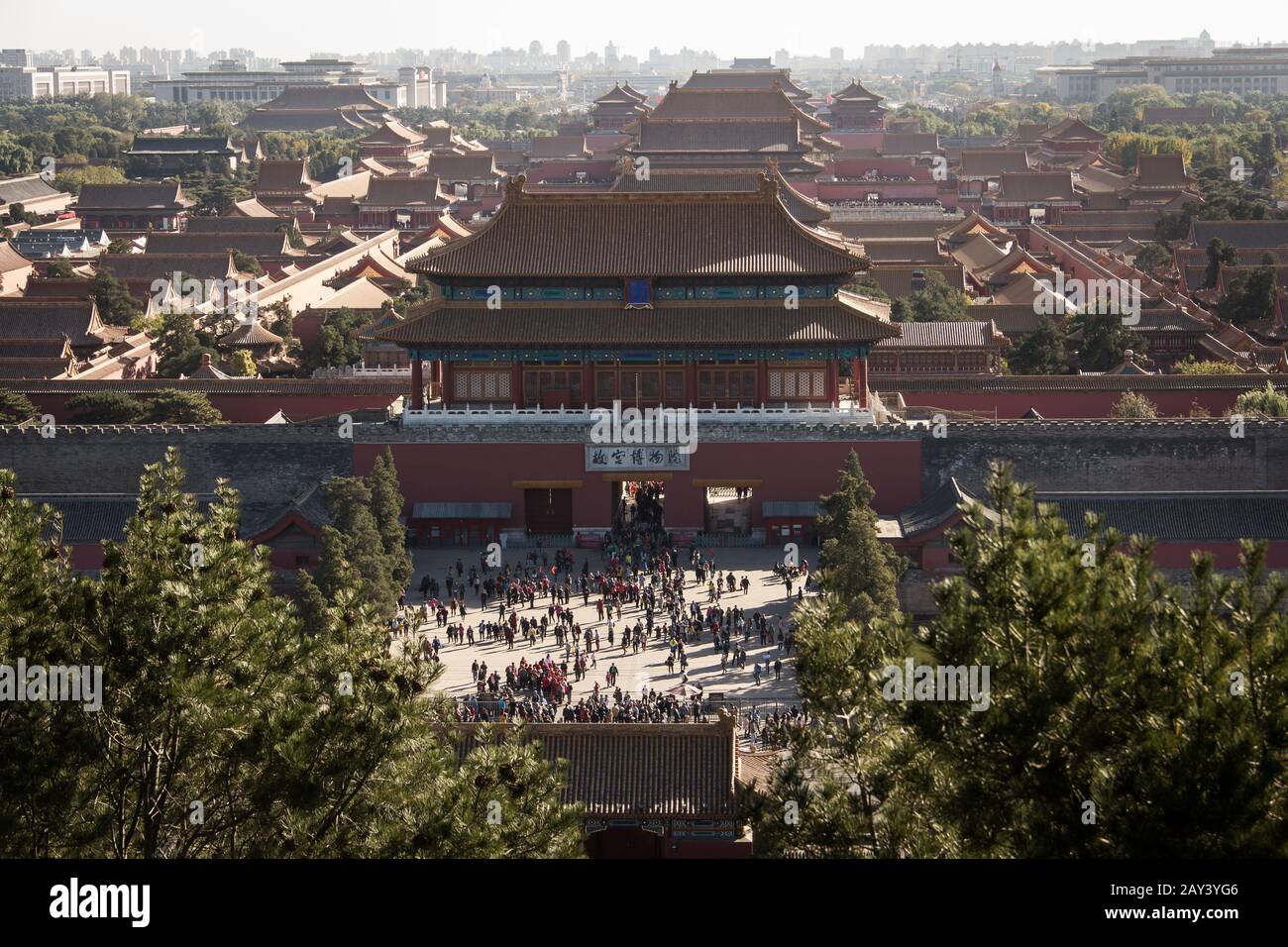 Vue panoramique sur la Cité Interdite de Beijing, une journée ensoleillée, prise de la colline juste en face du complexe, avec l'entrée principale au premier plan. Banque D'Images