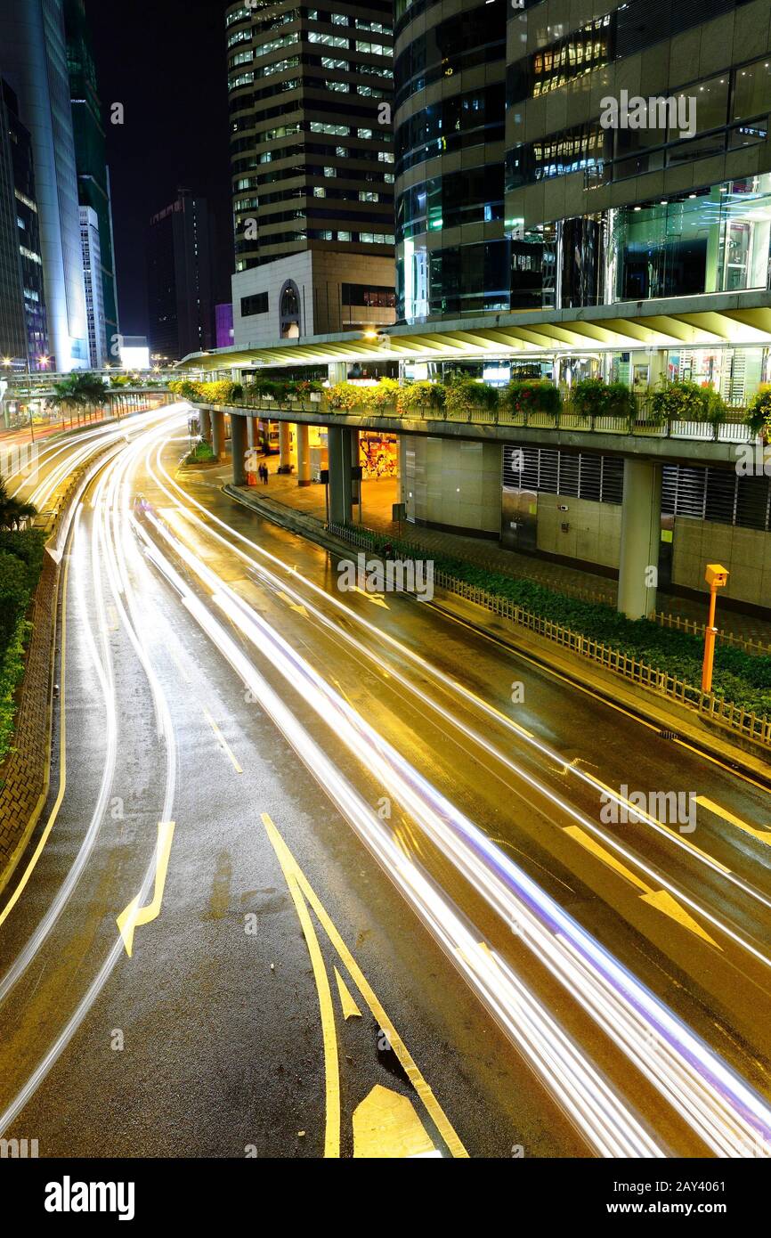 Au centre-ville de la circulation de nuit Banque D'Images