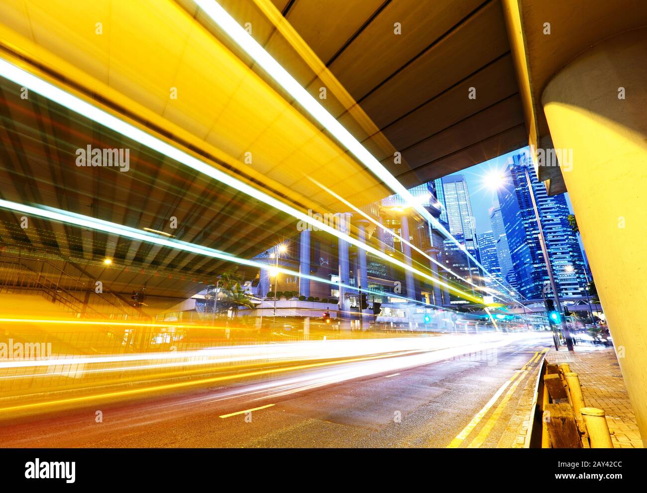 Le trafic de nuit ville urbain futuriste Banque D'Images