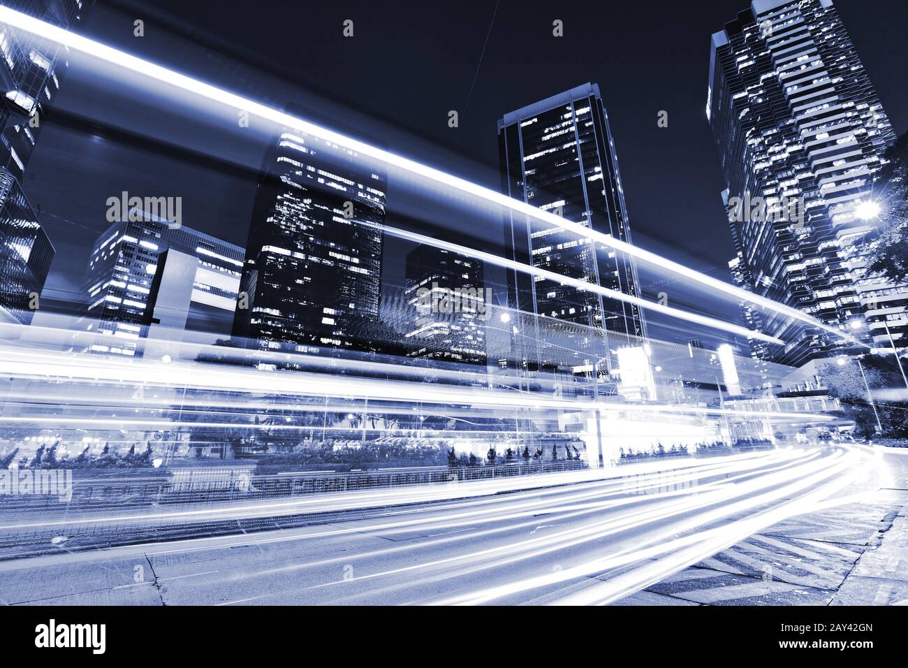 Au centre-ville de la circulation de nuit Banque D'Images