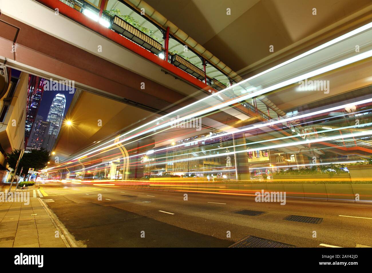 Location de light trails in ville moderne Banque D'Images