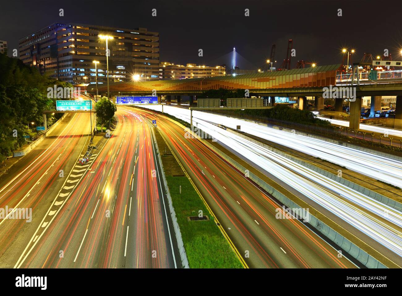 Le trafic et la nuit urbaine Banque D'Images