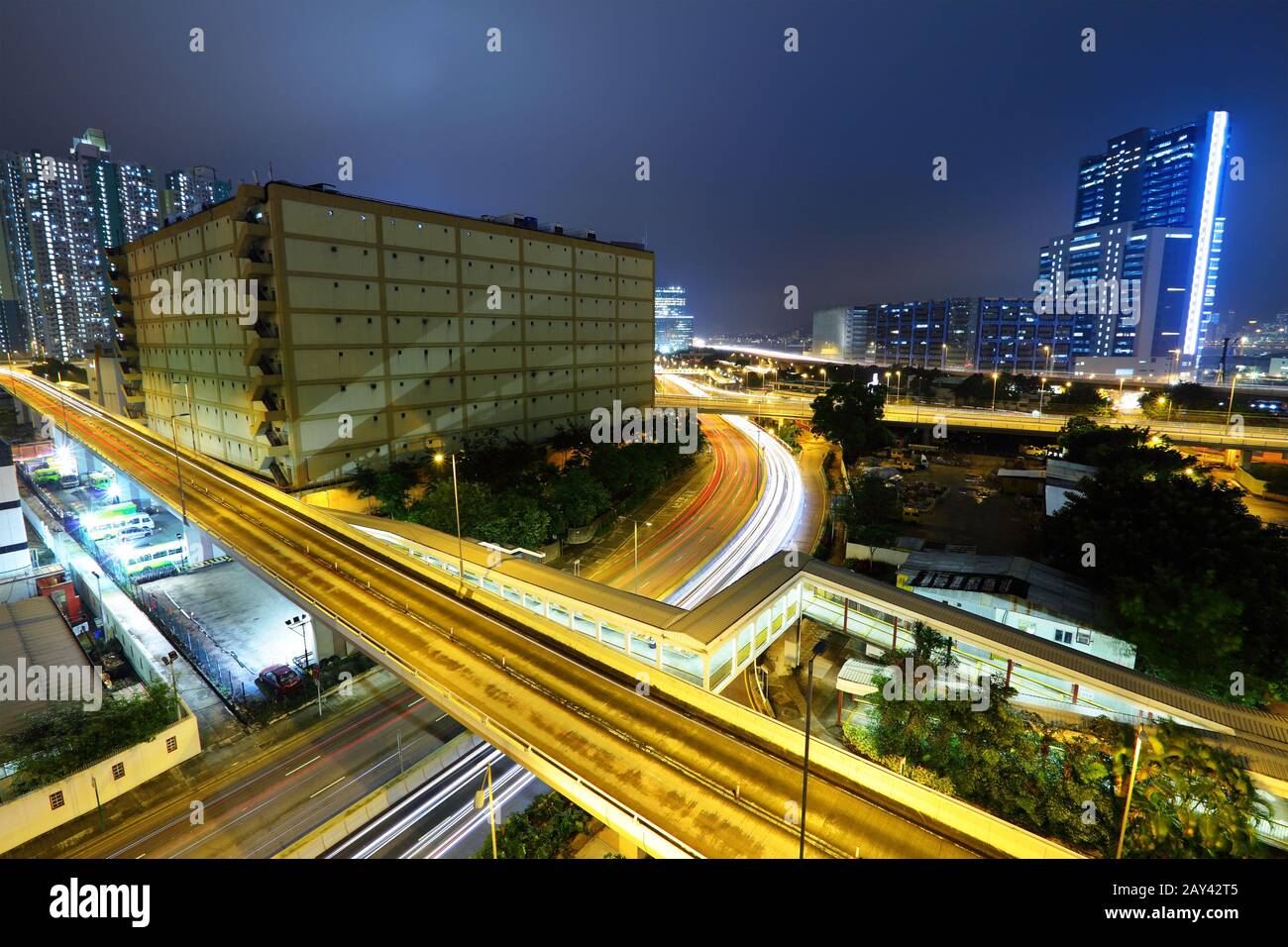 Le trafic et la nuit urbaine Banque D'Images