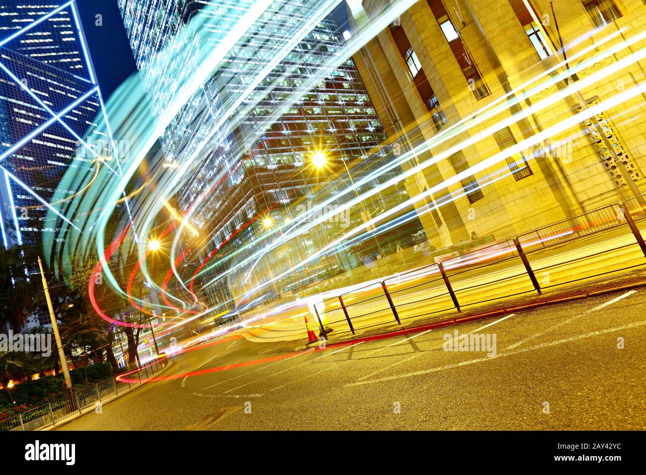 Light trails in ville moderne Banque D'Images