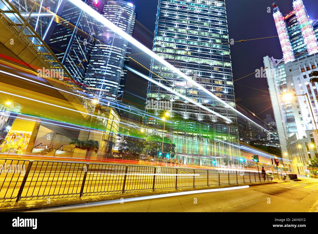 Light trails in ville moderne Banque D'Images