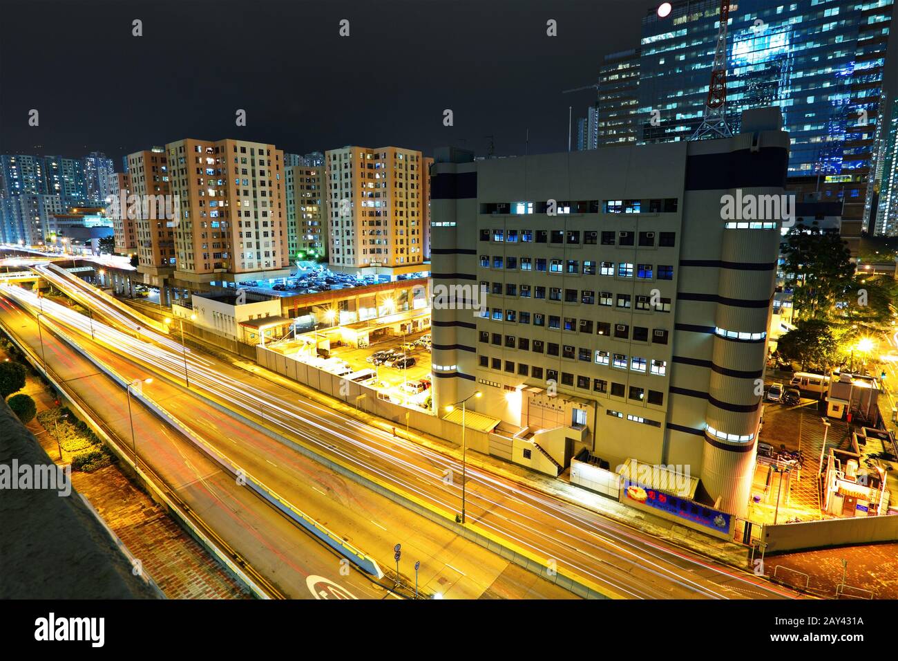 Le trafic et la nuit urbaine Banque D'Images