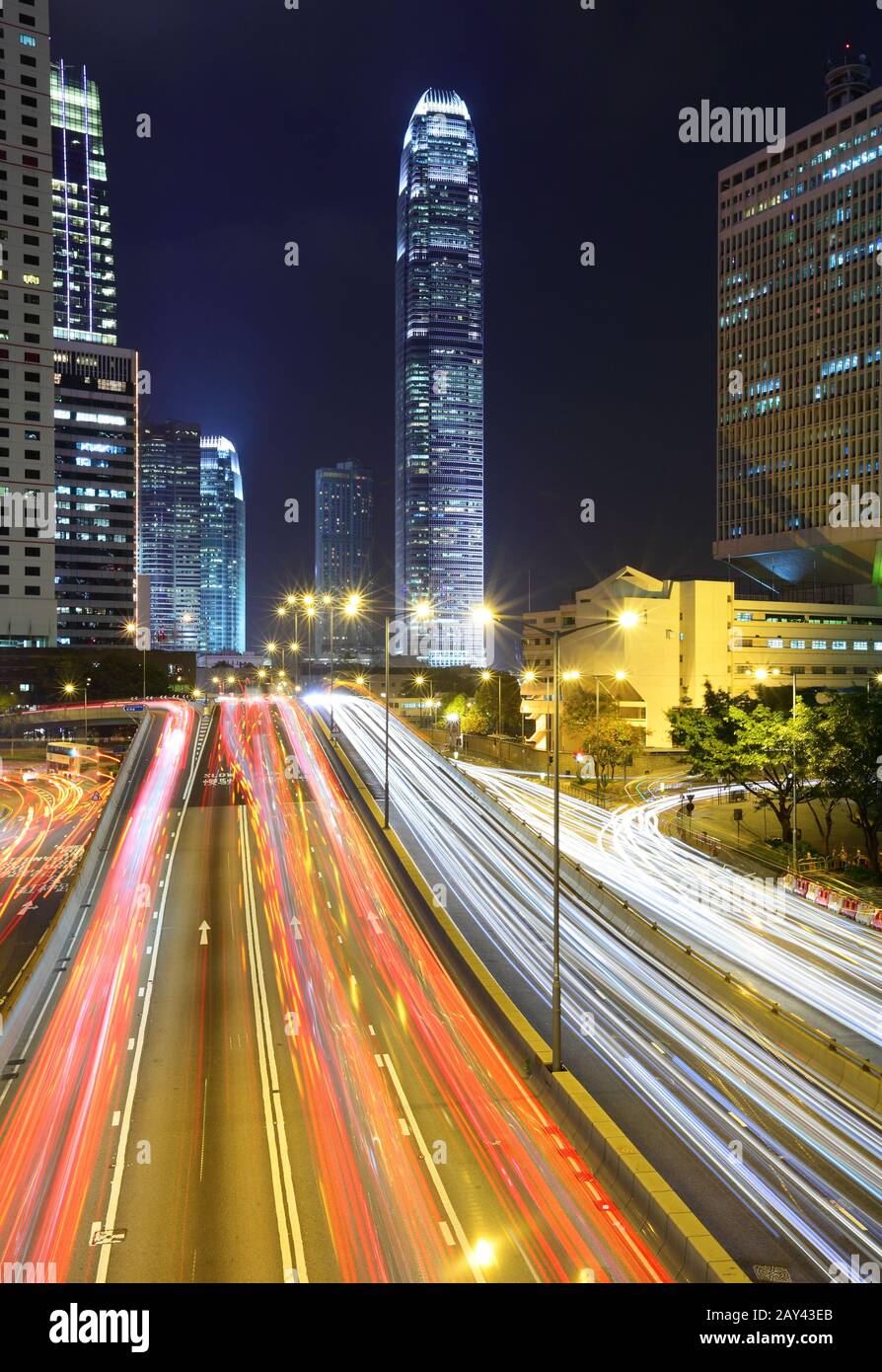 Le trafic via le centre-ville de nuit Banque D'Images