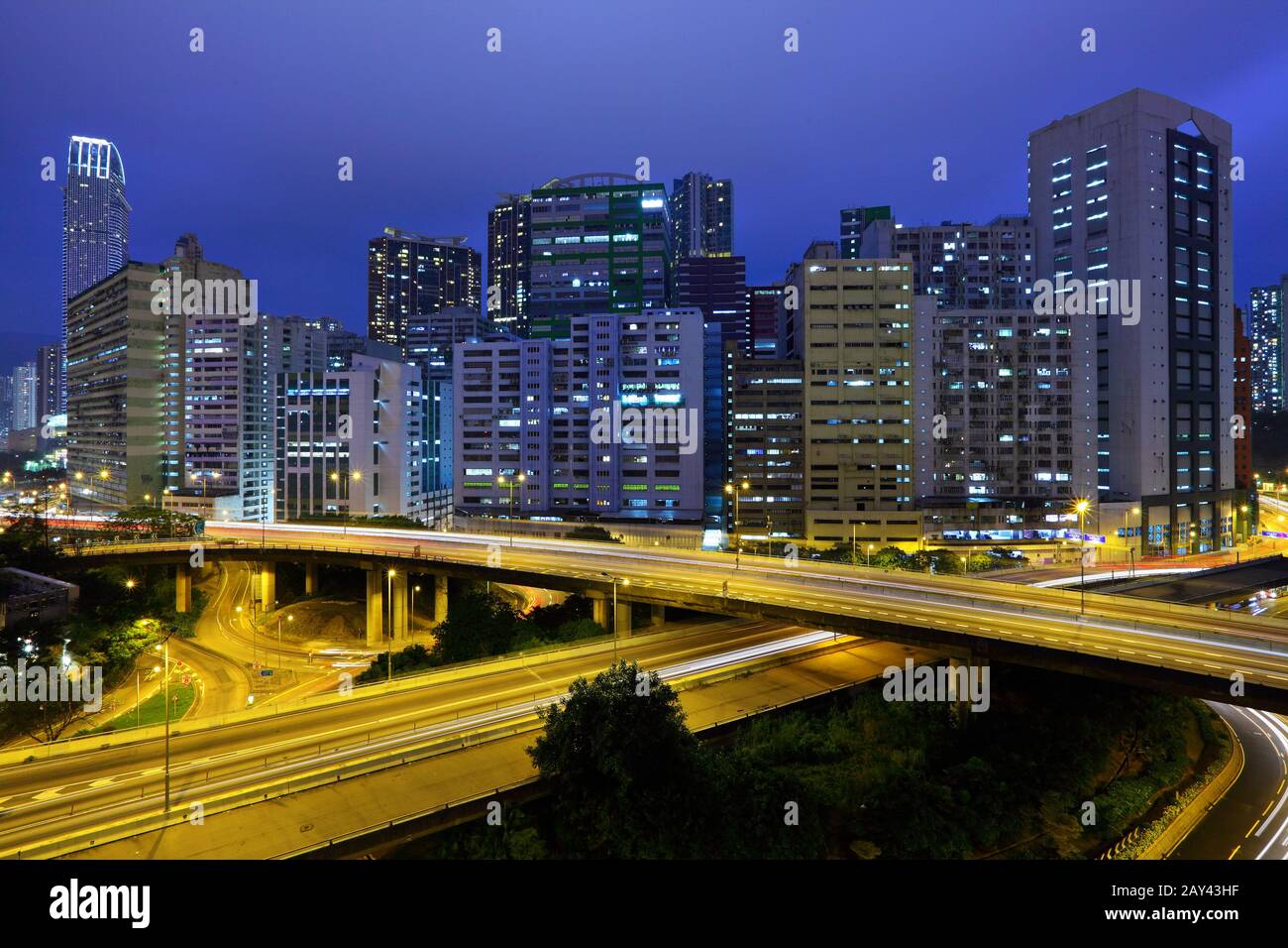 Le centre-ville de Hong Kong avec trafic de nuit Banque D'Images