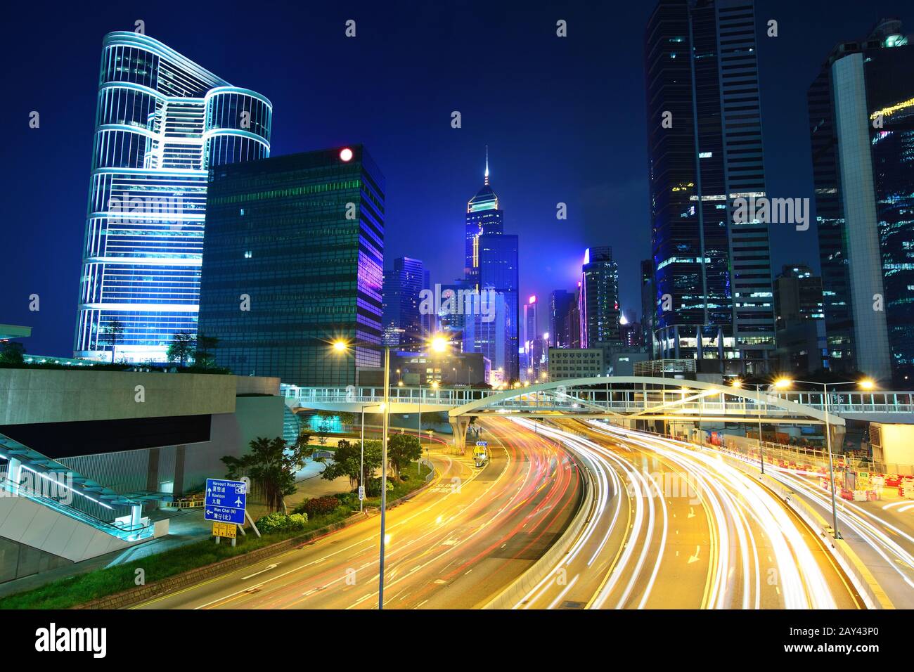 Le centre-ville de Hong Kong avec trafic de nuit Banque D'Images