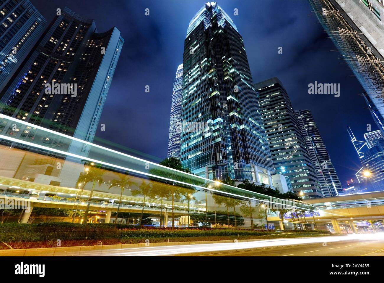 Hong Kong avec trafic de nuit Banque D'Images