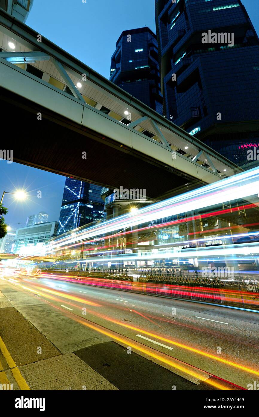 Hong Kong avec trafic de nuit Banque D'Images