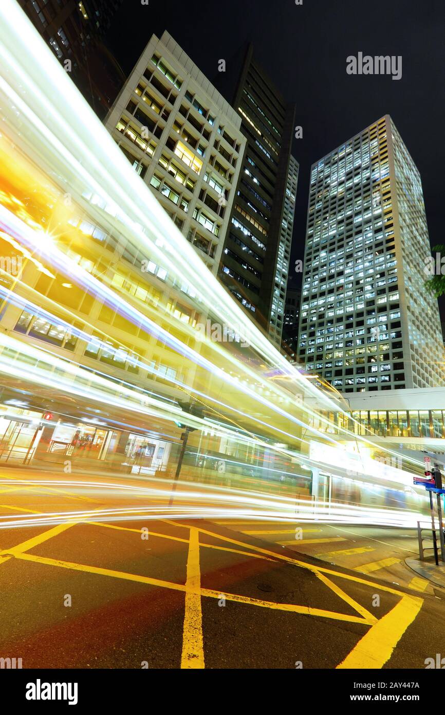 Light trails in ville moderne Banque D'Images