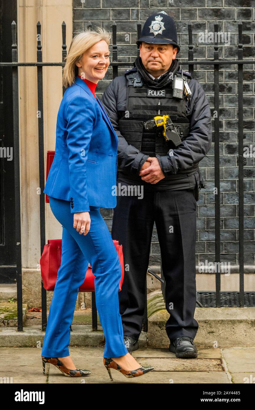 Londres, Royaume-Uni. 14 février 2020. Le député de la RT-Hon Elizabeth Truss demeure secrétaire d'État et présidente du Conseil du commerce, et ministre des femmes et Des Équialités - les ministres arrivent pour la première réunion du Cabinet après le remaniement de Boris Johnson, Downing Street. Crédit: Guy Bell/Alay Live News Banque D'Images