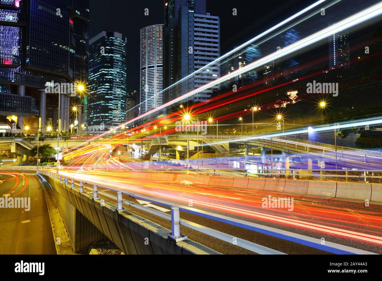 Trafic dans Hong Kong at night Banque D'Images