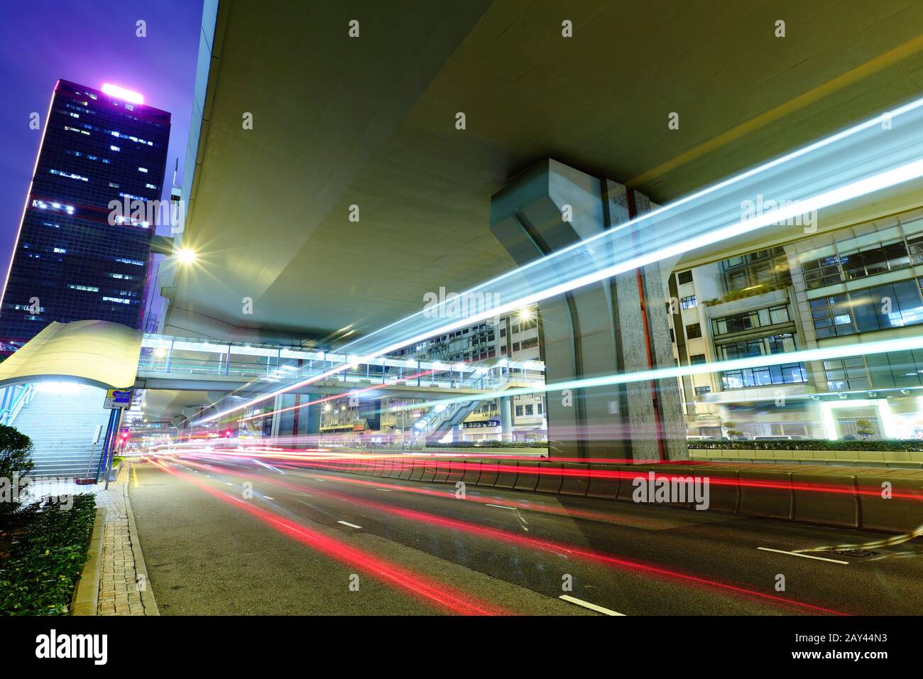 Le trafic de nuit city light trails Banque D'Images
