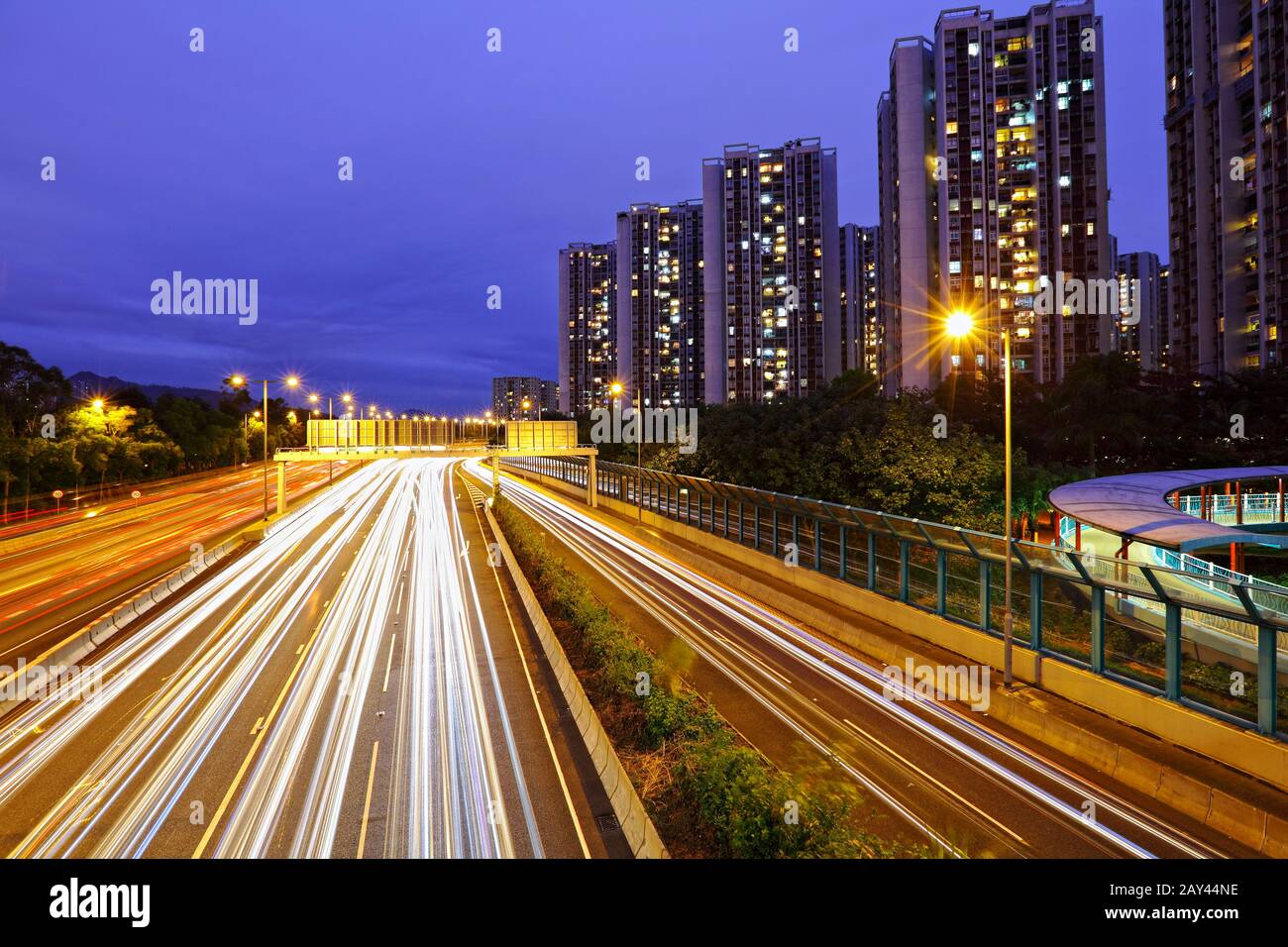 La circulation sur l'autoroute la nuit Banque D'Images