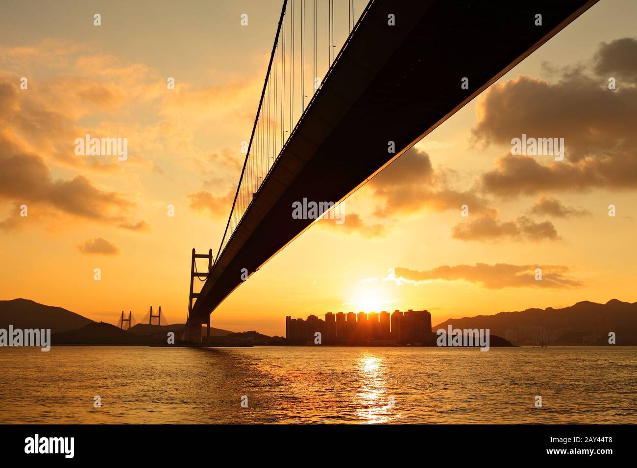 Pont de Tsing Ma au coucher du soleil Banque D'Images
