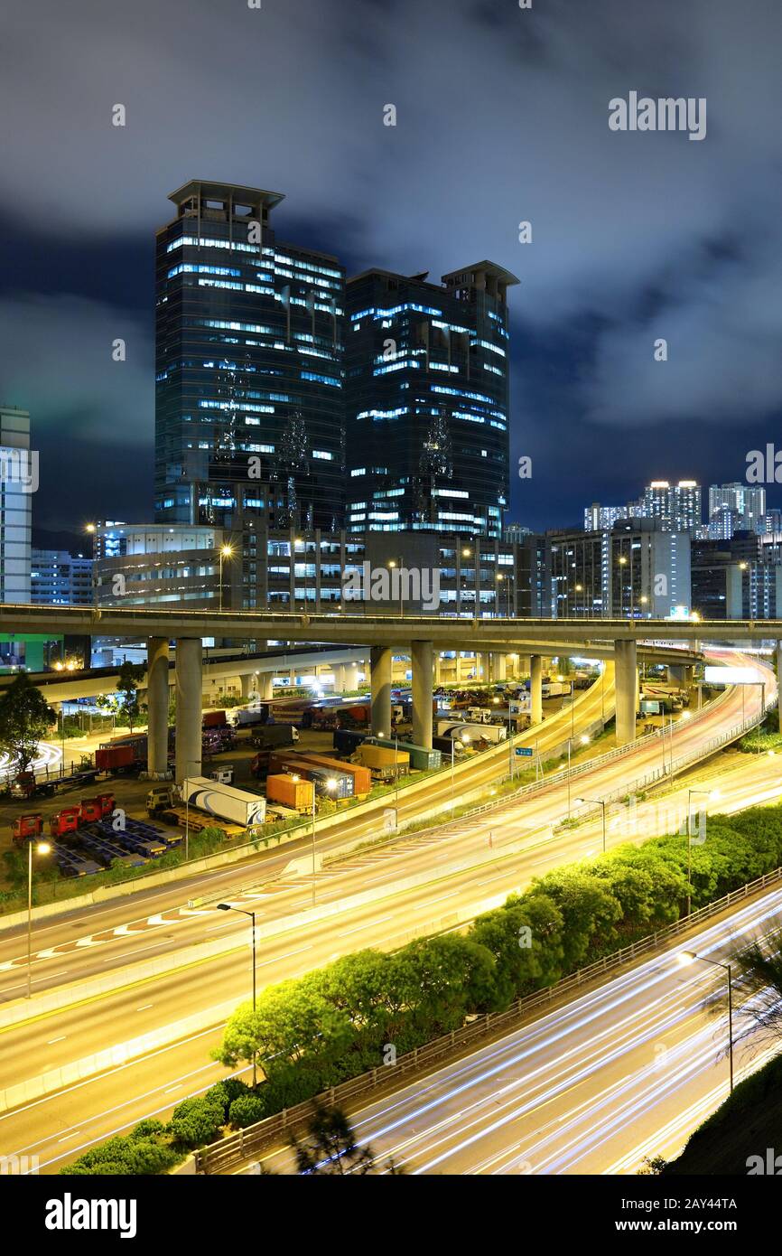 La circulation sur l'autoroute en milieu urbain de nuit Banque D'Images