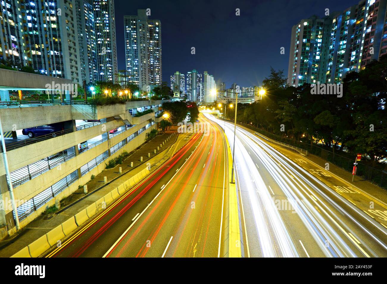 Le trafic de nuit light trail Banque D'Images