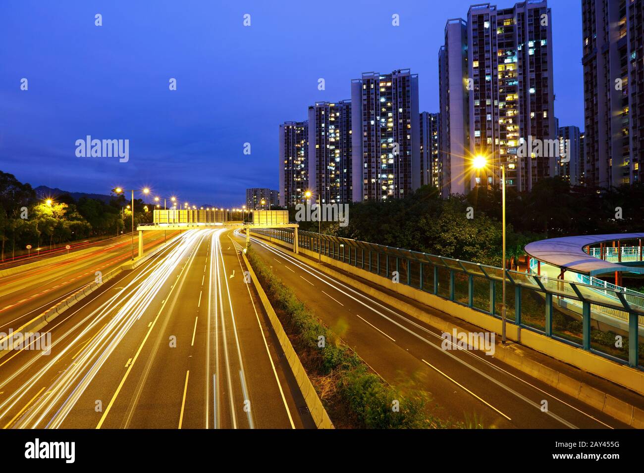 Location de light trails in ville moderne Banque D'Images