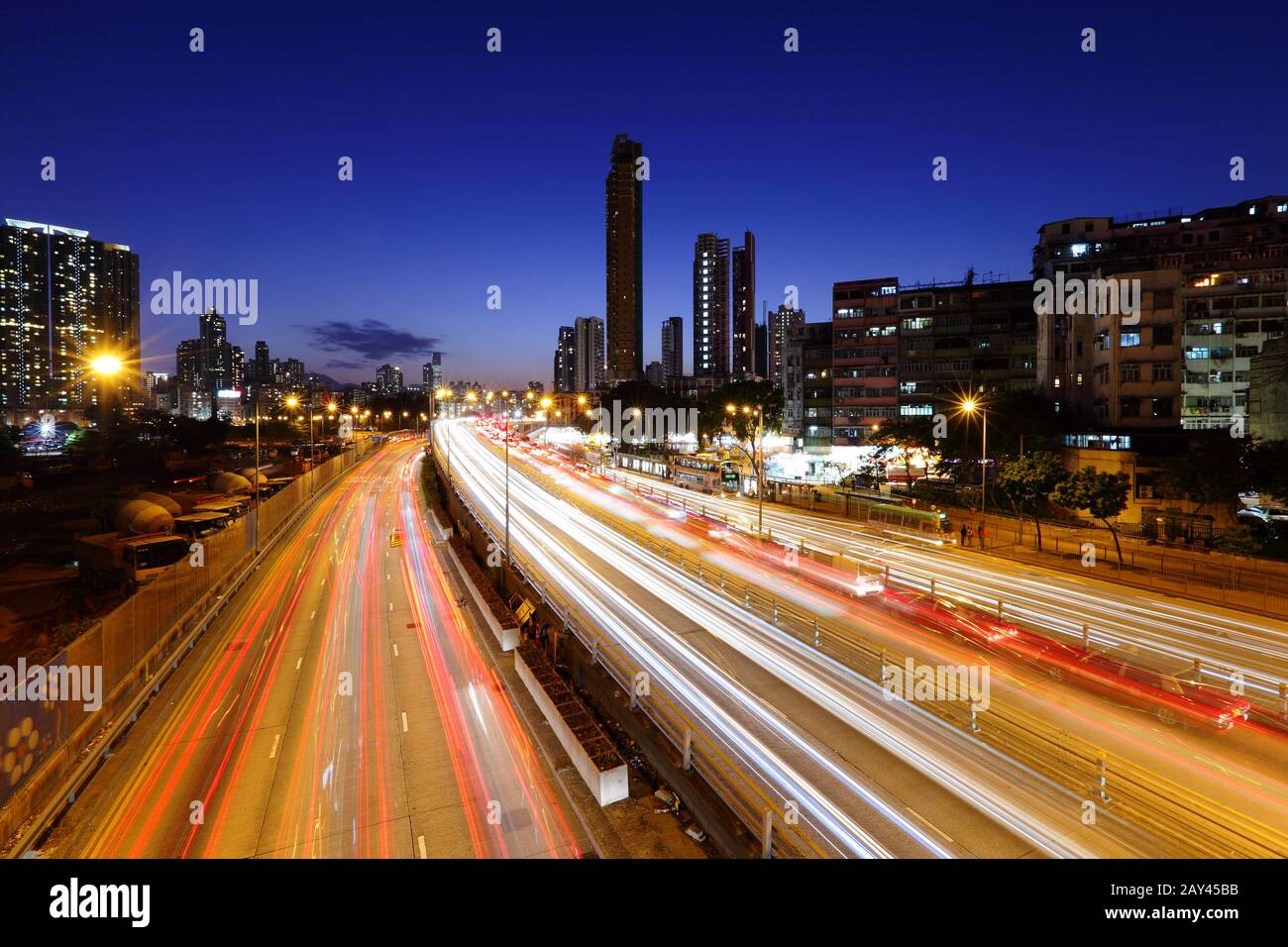 La circulation sur l'autoroute en milieu urbain de nuit Banque D'Images