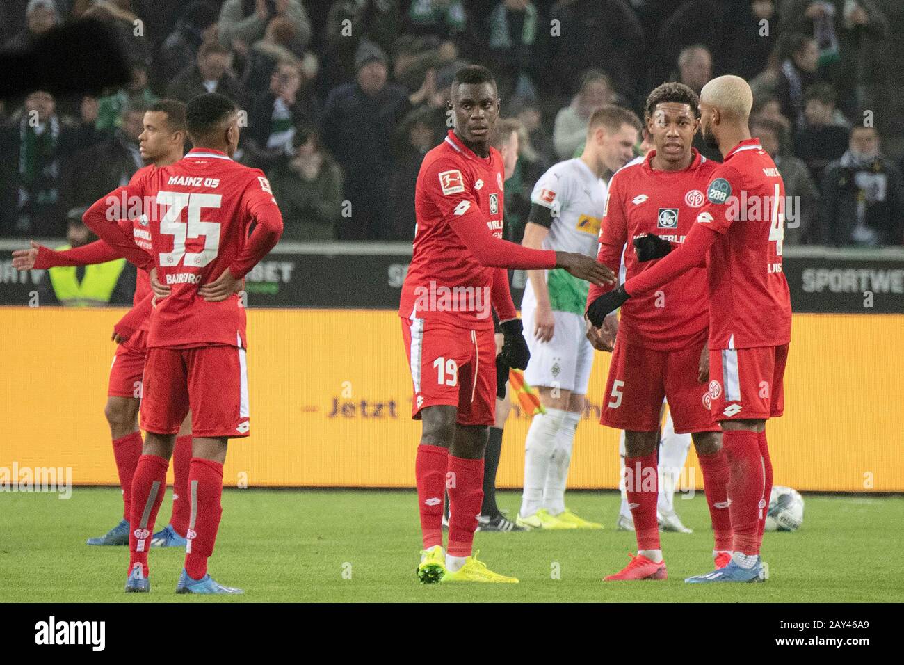 Déçu et perplexe après le coup final les joueurs de Mayence (de gauche à droite) Robin QUAISON (MZ), Leandro Barreiro MARTINS (MZ), Moussa NIAKHATE (MZ), Jean-Paul BOETIUS (MZ) et Jeremiah St. JUSTE (MZ); Soccer 1.Bundesliga, saison 2019/2019, Fusz (SV 3, Mainchengz): 1, le 25 janvier 2020, en Borussia Monchengladbach/Allemagne. Les réglementations DFL interdisent toute utilisation de photographies comme séquences d'images et/ou quasi-vidéo | utilisation dans le monde entier Banque D'Images