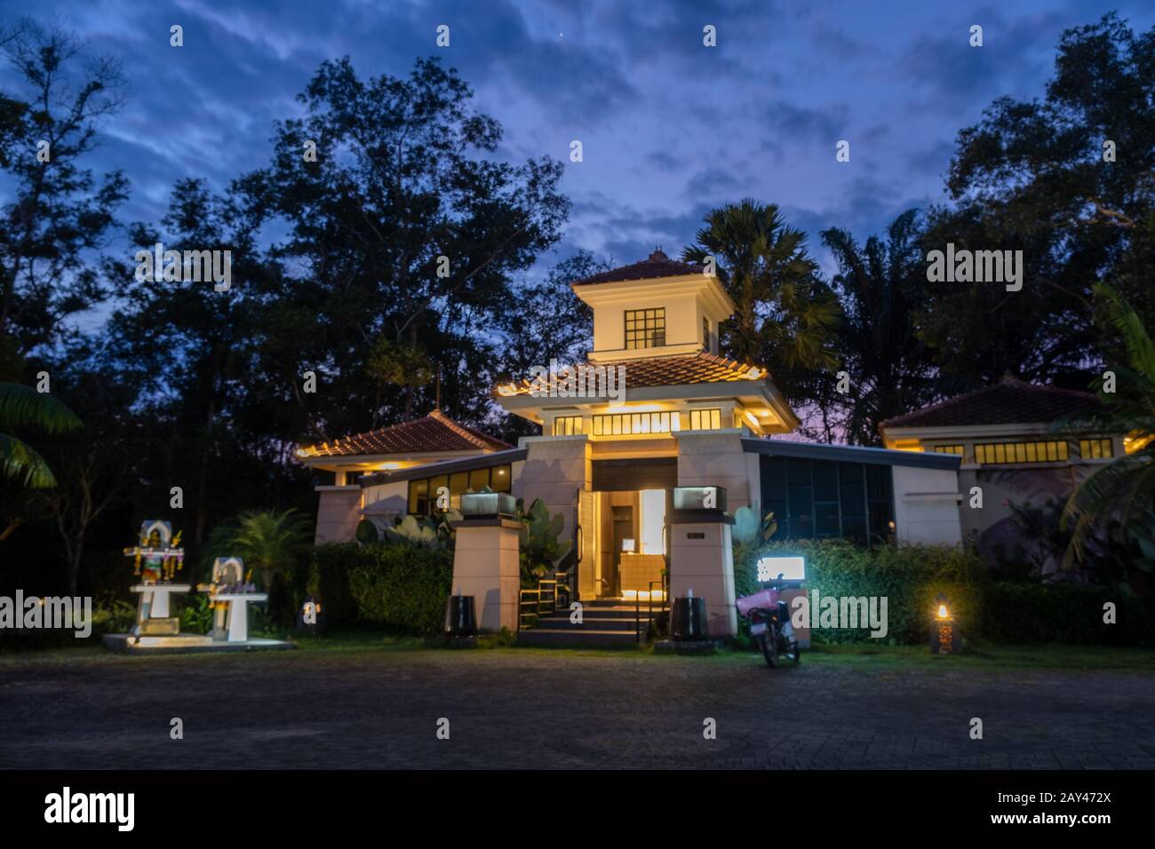 Maison de style thaïlandais avec piscine Thaïlande au coucher du soleil Banque D'Images